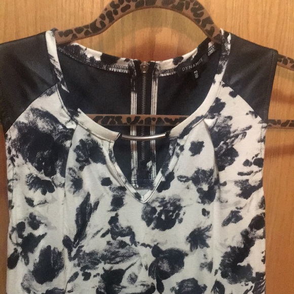 DYNAMITE PRINTED BLOUSE - Picture 2 of 4